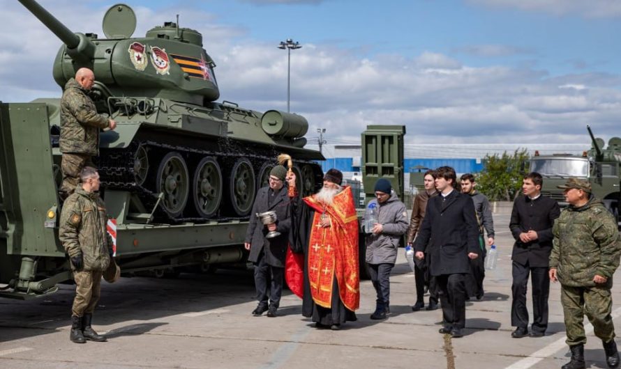 Почетный ректор семинарии РПЦ освятил военную технику перед парадом