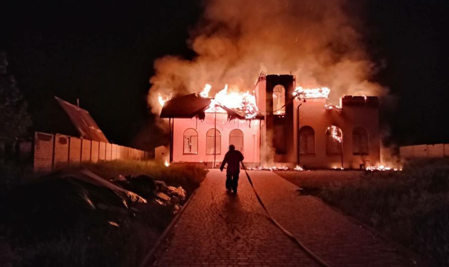 В запорожском Орехове из-за российского обстрела сгорела баптистская церковь