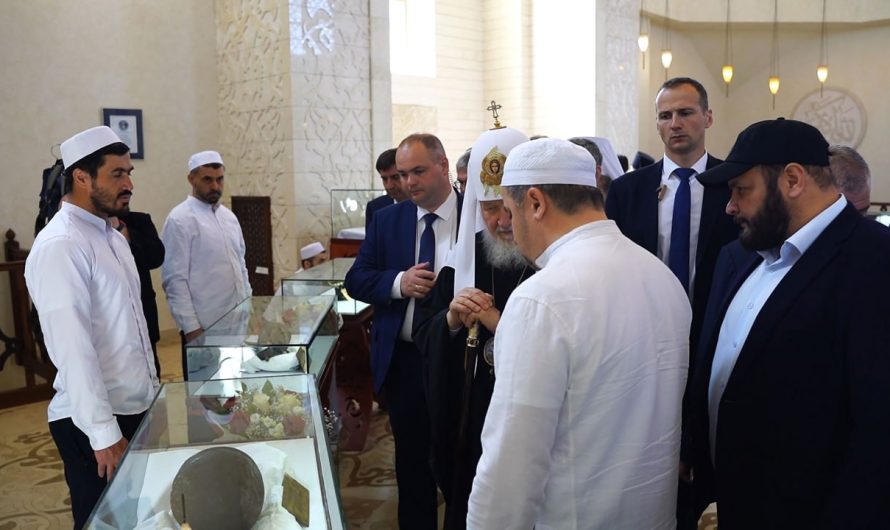Патриарха Кирилла впечатлила выставка реликвий пророка Мухаммеда
