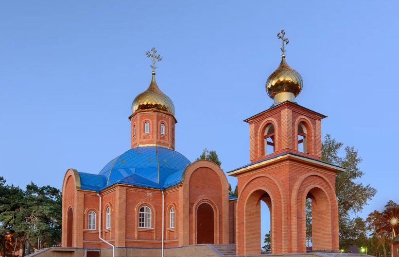 Российские добровольцы на Троицу пригласили губернатора в церковь. Он не пришел