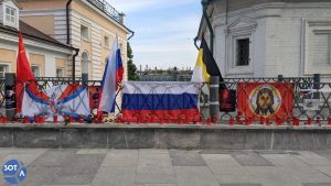 На московском мемориале Владлена Татарского флаг ЧВК «Вагнер» заменили на стяг Спаса Нерукотворного 