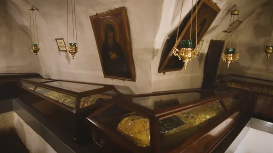 Россия, разрушившая в Украине более сотни православных храмов, озаботилась судьбой мощей из Киево-Печерской лавры