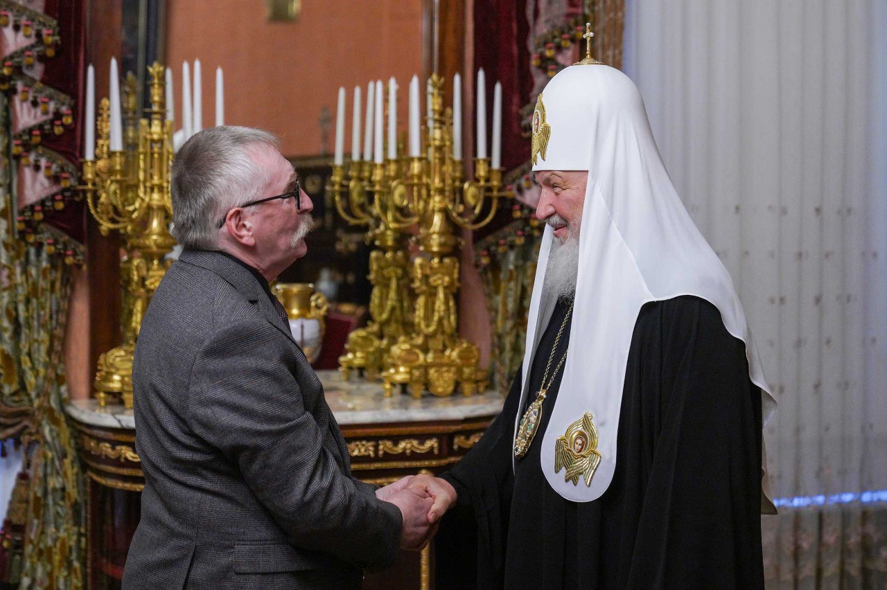 Патриарх Кирилл встретился с осужденным в Украине за госизмену писателем