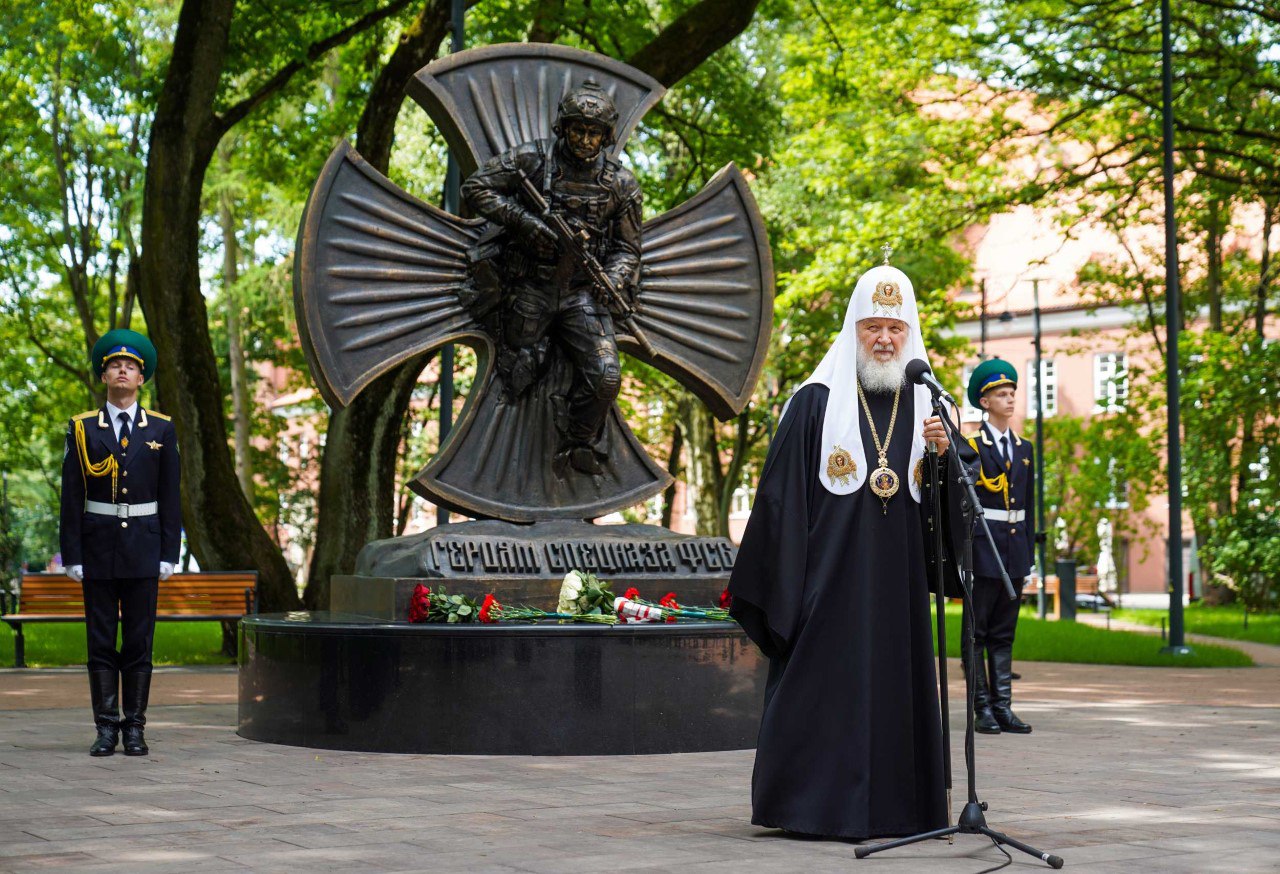 Патриарх Кирилл призвал молодых россиян брать пример с мертвых чекистов