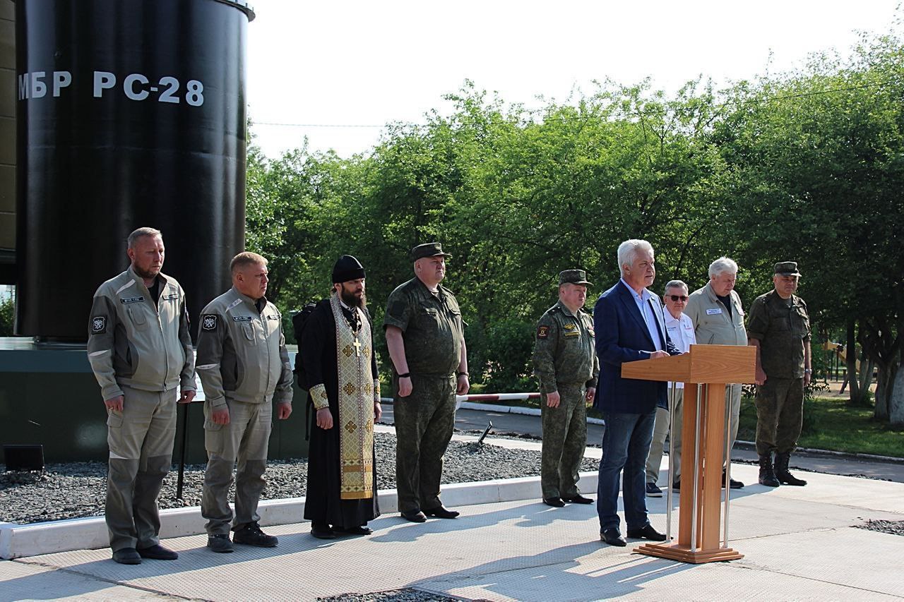 “После нас тишина”. Священник РПЦ открыл памятник баллистической ракете