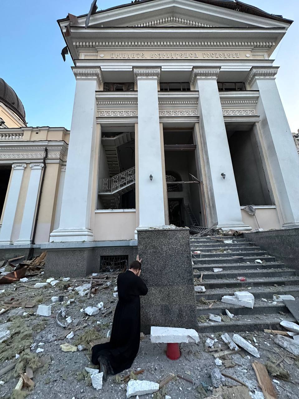 Пресс-служба Одесской епархии опубликовала утренние снимки разрушений собора