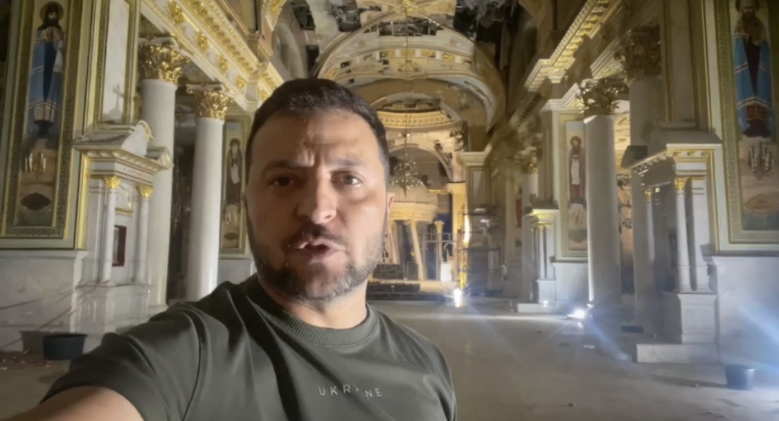 Зеленский посетил разрушенный кафедральный собор в Одессе