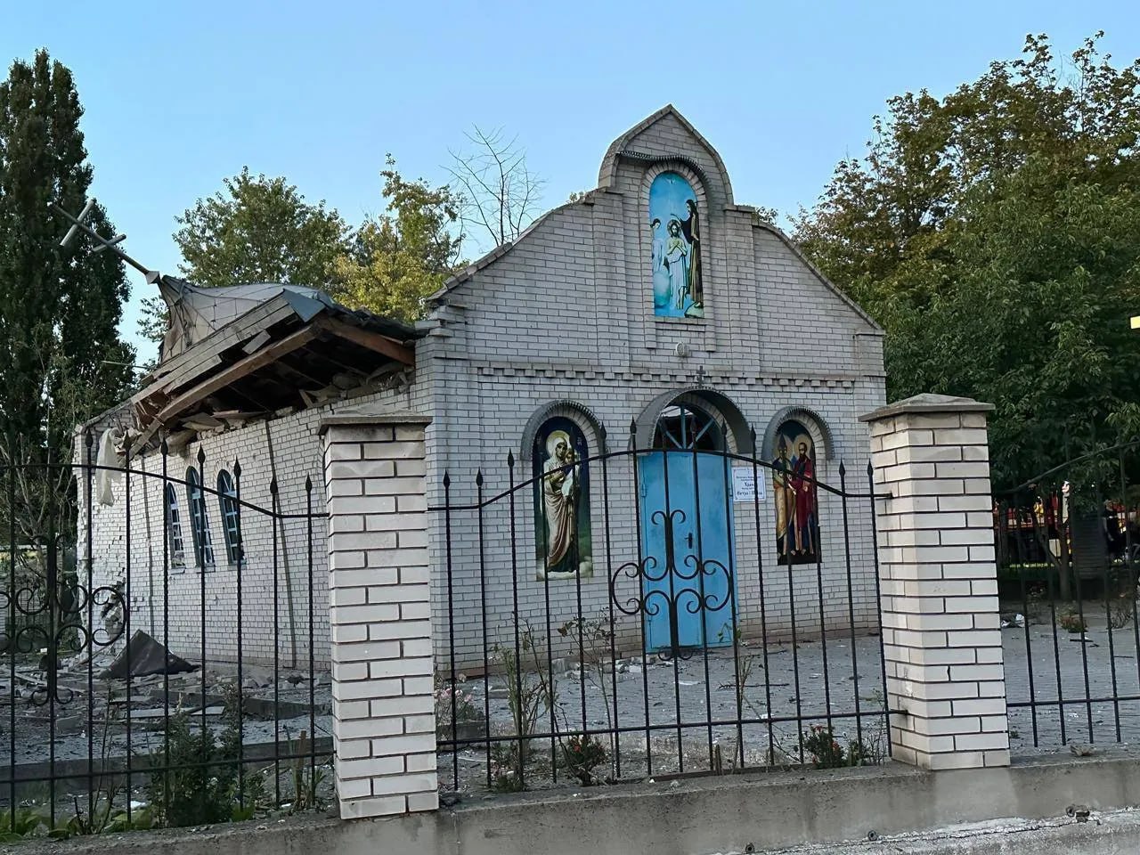 В результате российского ракетного обстрела жилого квартала в Запорожье разрушен храм