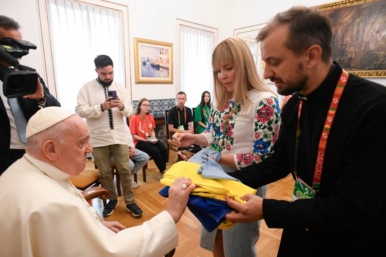 Папа Франциск попросил прощения у украинской молодежи, что не может повлиять на войну