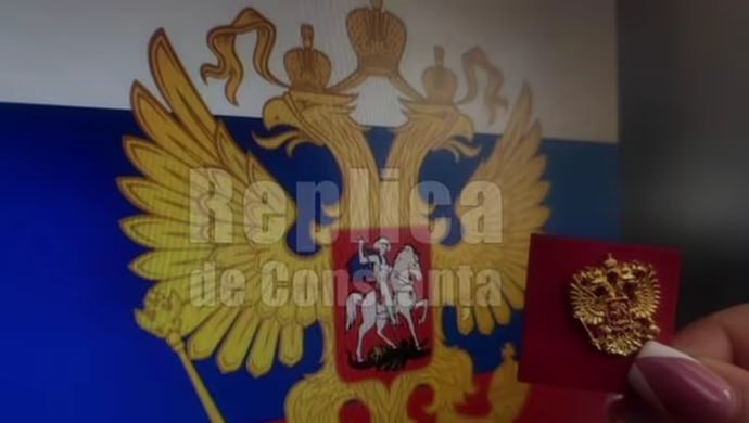 В стране НАТО в церковном магазине продают значки с российским гербом. Это вызвало скандал