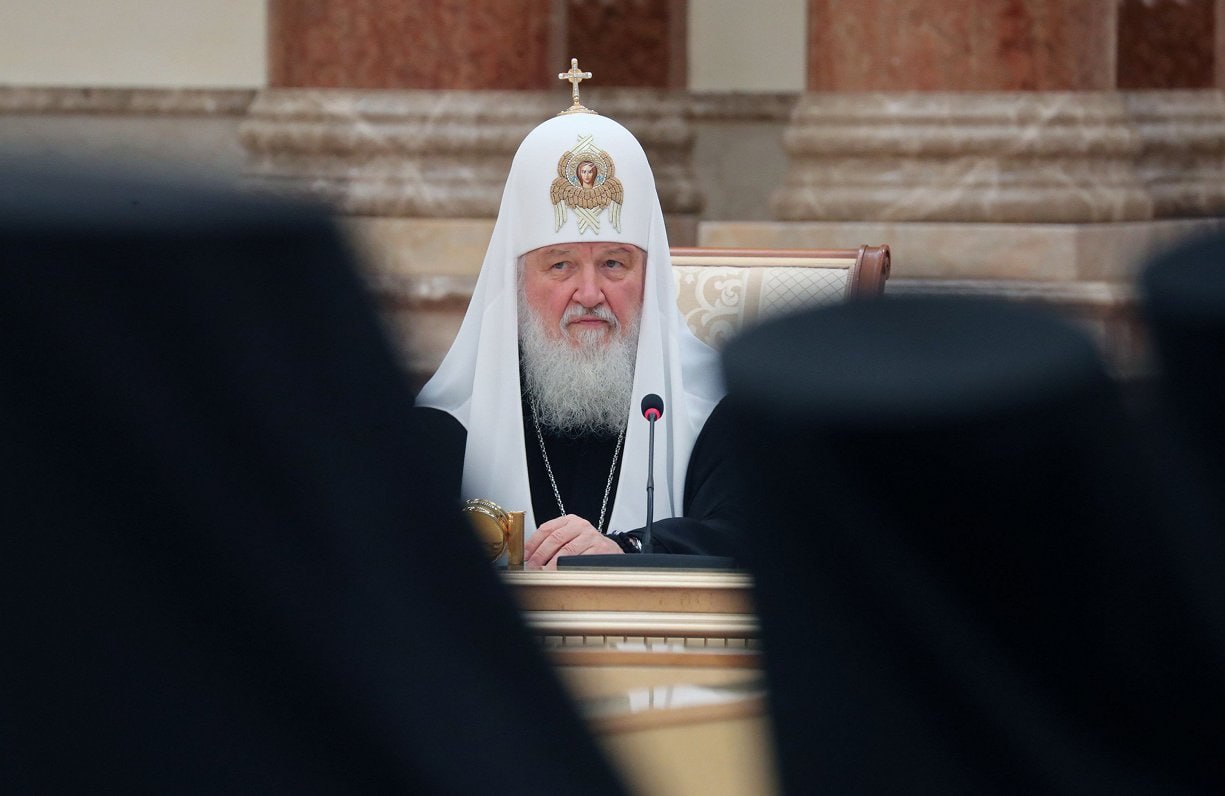 В Рижском монастыре поминали патриарха Кирилла — это попало в кадр телевидения. Теперь LTV прекращает показ православных служб 