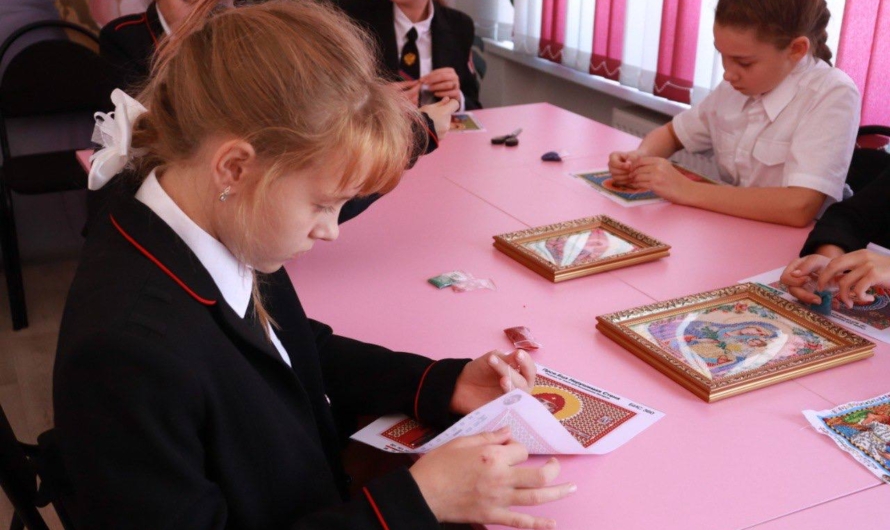 Школьники в Краснодарском крае вышивают иконы для оккупантов