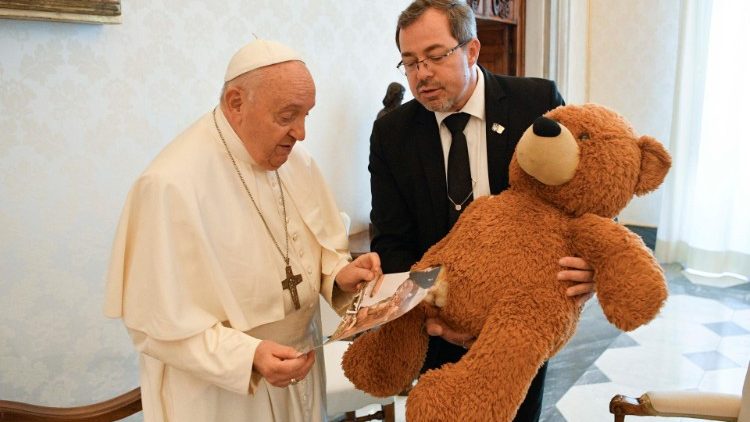 Посол Украины подарил папе Франциску игрушку из разрушенного Россией дома