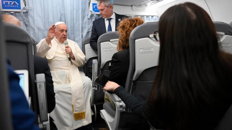Папа Франциск: Не давать Украине оружие — это шаг назад