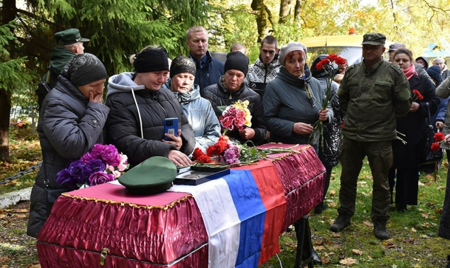 «Летят журавли, и небесный полк пополняется». На похоронах мобилизованного российский военком пообещал и дальше набирать парней. Позднее эти слова вырезали из новостей