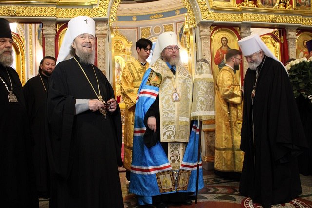 “Вся королевская рать” Крыма приехала встречать “духовника” Путина