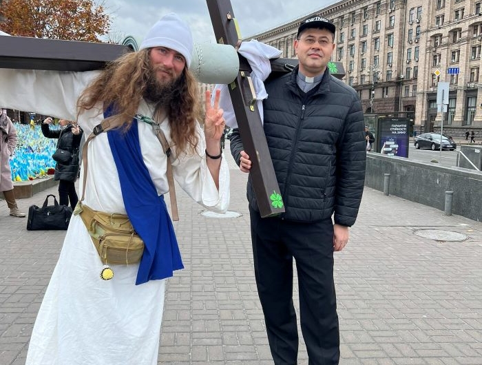 Американец прошел 800 км с крестом и оставил его в Киеве