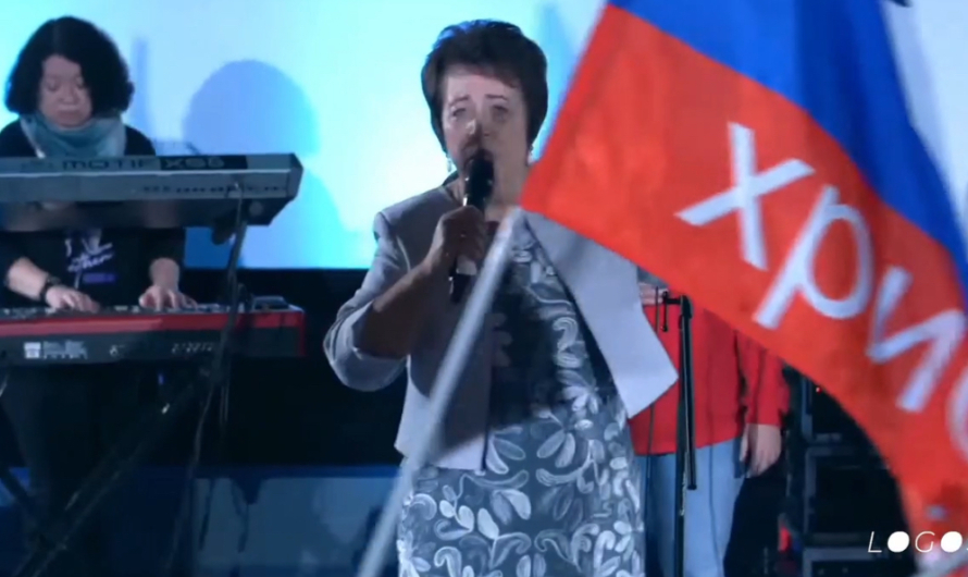 Евангелизация баллистическими ракетами: в петербурской церкви пятидесятников маршировали под российскими флагами под одиозные гимны