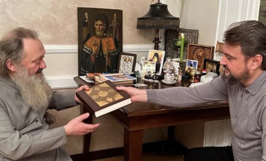 Митрополит ПЦУ посетил освобожденного под залог митрополита УПЦ