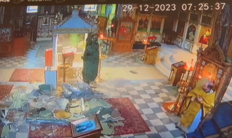 Священник одного из одесских храмов чудом уцелел при падении фрагментов потолка во время обстрела города