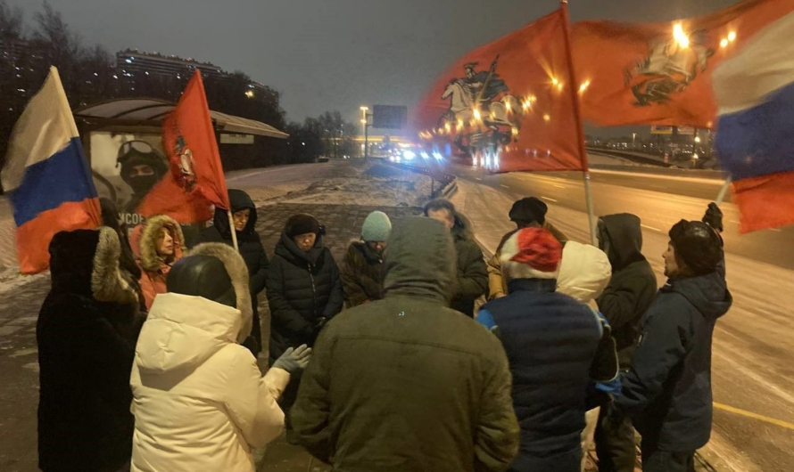 В Москве протестанты провели молитвенный автопробег с флагами России