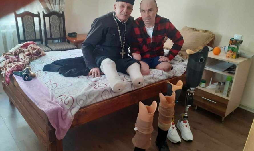 Прикарпатский священник, носящий протезы, поддержал военного, потерявшего конечности на войне. Фотофакт