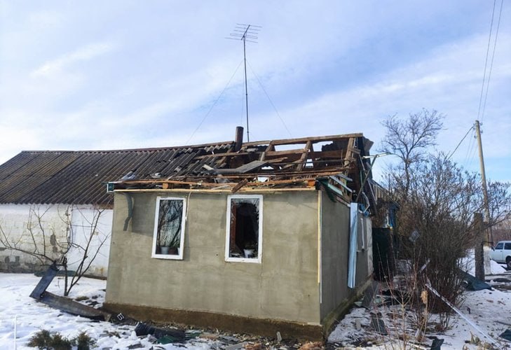 Российский дрон скинул два снаряда на дом архимандрита УПЦ — он остался жив, так как был на отпевании