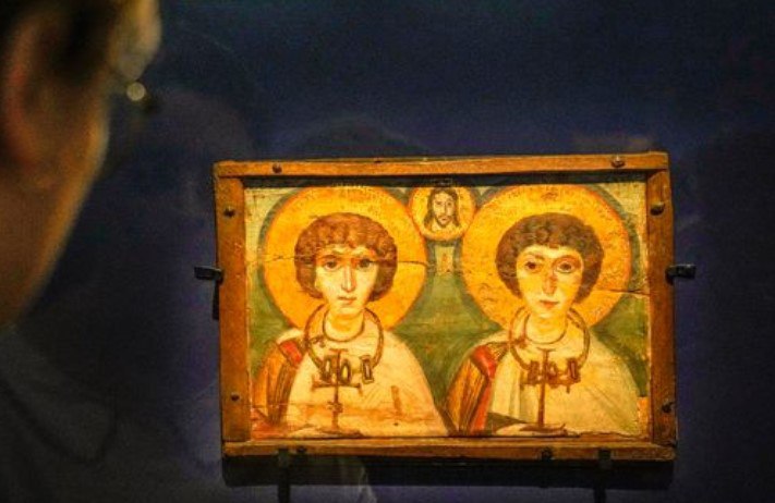 Из Украины во Францию вывезли древние иконы, чтобы уберечь их от войны
