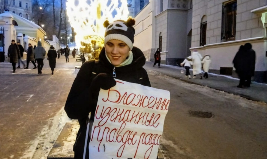 «Блаженны изгнанные правды ради»: активистки провели пикет в поддержку протоиерея Алексея Уминского. Но их прогнали от стен храма