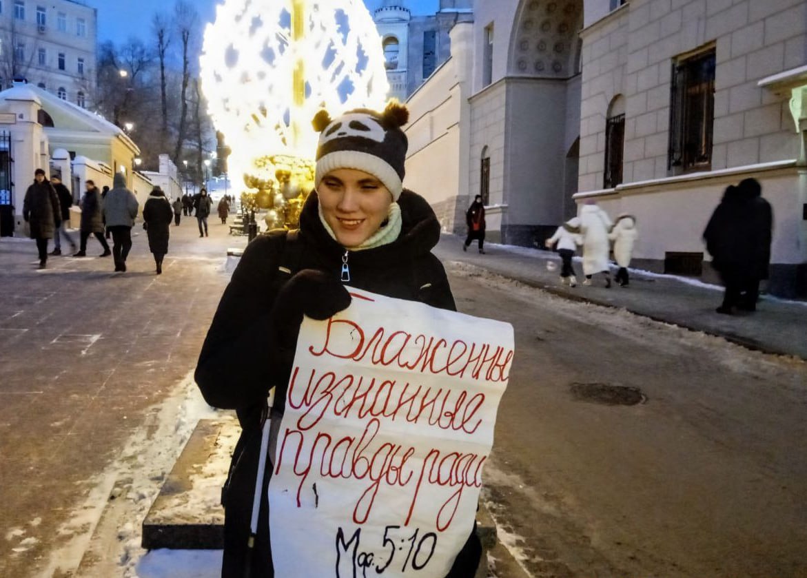 «Блаженны изгнанные правды ради»: активистки провели пикет в поддержку протоиерея Алексея Уминского. Но их прогнали от стен храма