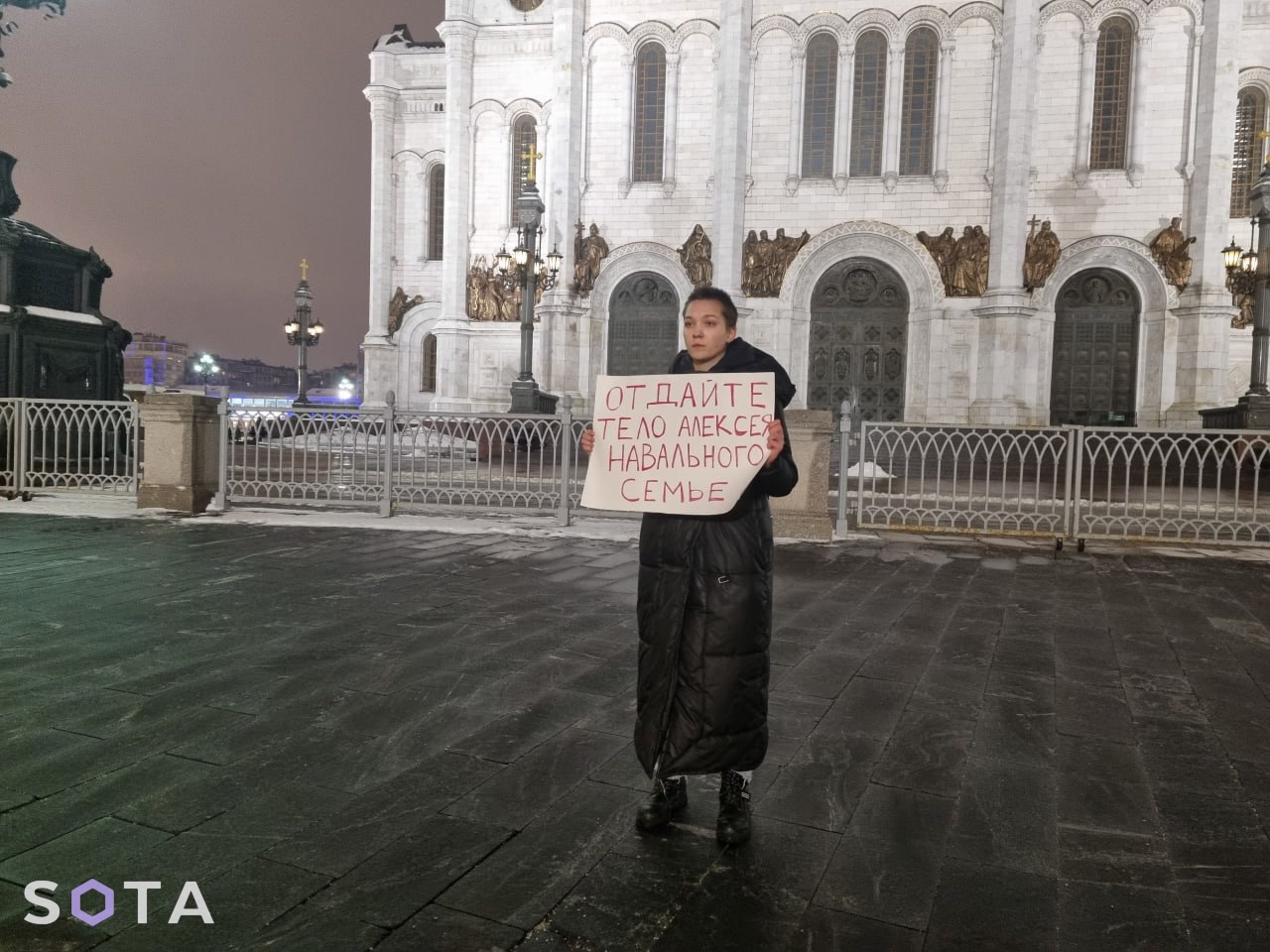 Одиночный пикет у храма Христа Спасителя в Москве 