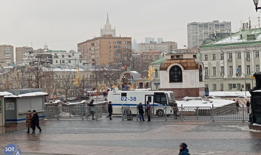 В храме Христа Спасителя выдергивают посетителей из очереди для «проверки документов»