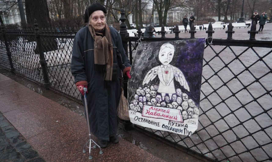 На пикет в память о Навальном вышла и питерская художница Елена Осипова