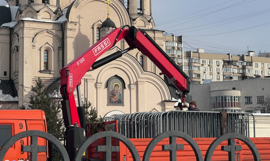 Возле храма, где будут отпевать Навального, начали ставить ограждения