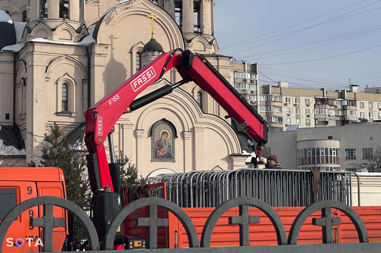 Возле храма, где будут отпевать Навального, начали ставить ограждения