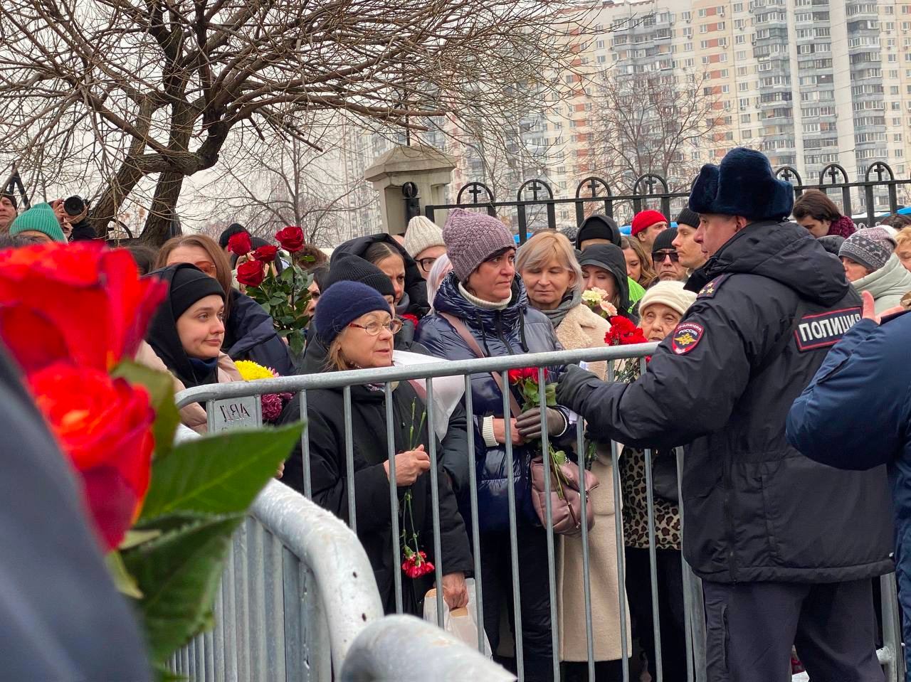 К храму, где пройдет отпевание Навального, уже собрались желающие с ним проститься