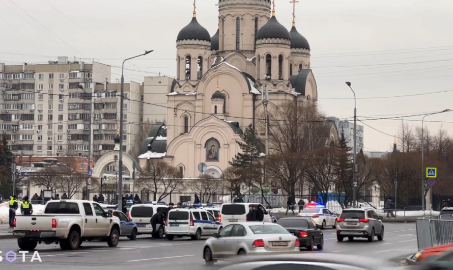 Не менее 40 полицейских машин охраняют место церковной молитвы о Навальном