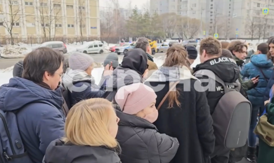 Певчие поют панихиду по Алексею Навальному в очереди к храму