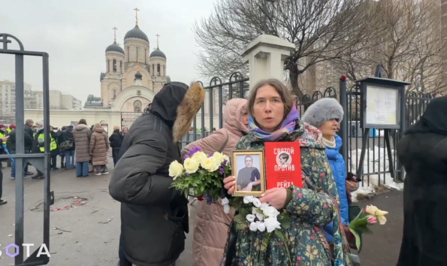 На прощание с Навальным женщина принесла книгу про православного святого, участника немецкого сопротивления