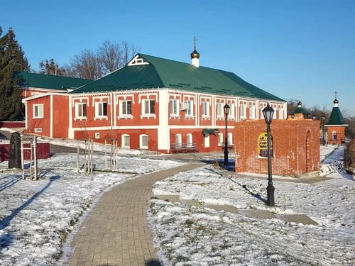 Из Грайворона эвакуируются вглубь России семьи — некоторые останавливаются в монастыре в Борисовке