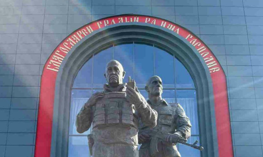 В России на территории часовни открыли памятник Пригожину с цитатой о Христе