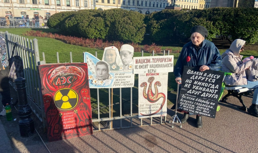 К Казанскому собору вчера вышла петербуржская художница со своими антивоенными плакатами