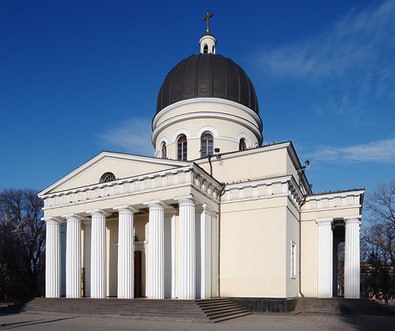 Более 60 молдавских приходов РПЦ перешли в Румынскую церковь, 3 клириков извергли за это из сана