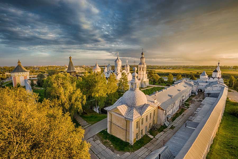 Заупокойную литию по Алексею Навальному отслужили и в монастыре в Вологде