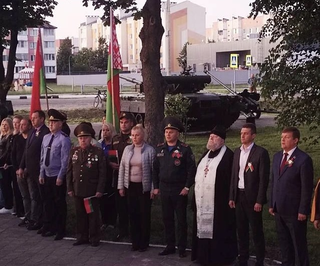 В белорусском Гомеле в 4 часа утра пропагандисты проводили акции «памяти» на фоне летящих над ними ракет в Украину