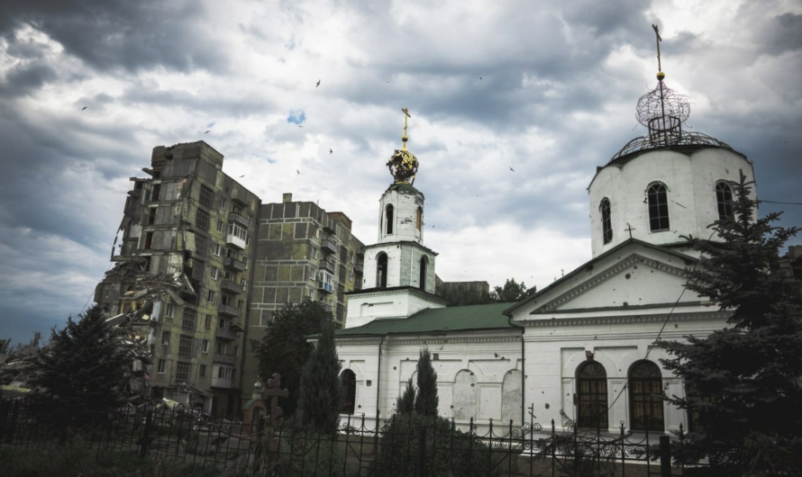 В Торецке от российских обстрелов разрушается храм, который местные жители защищали от коммунистов