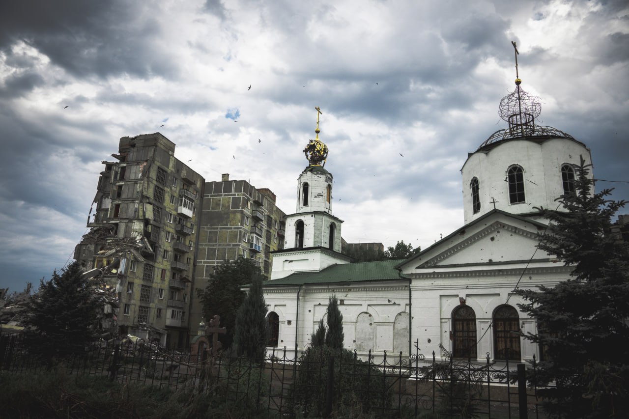 В Торецке от российских обстрелов разрушается храм, который местные жители защищали от коммунистов