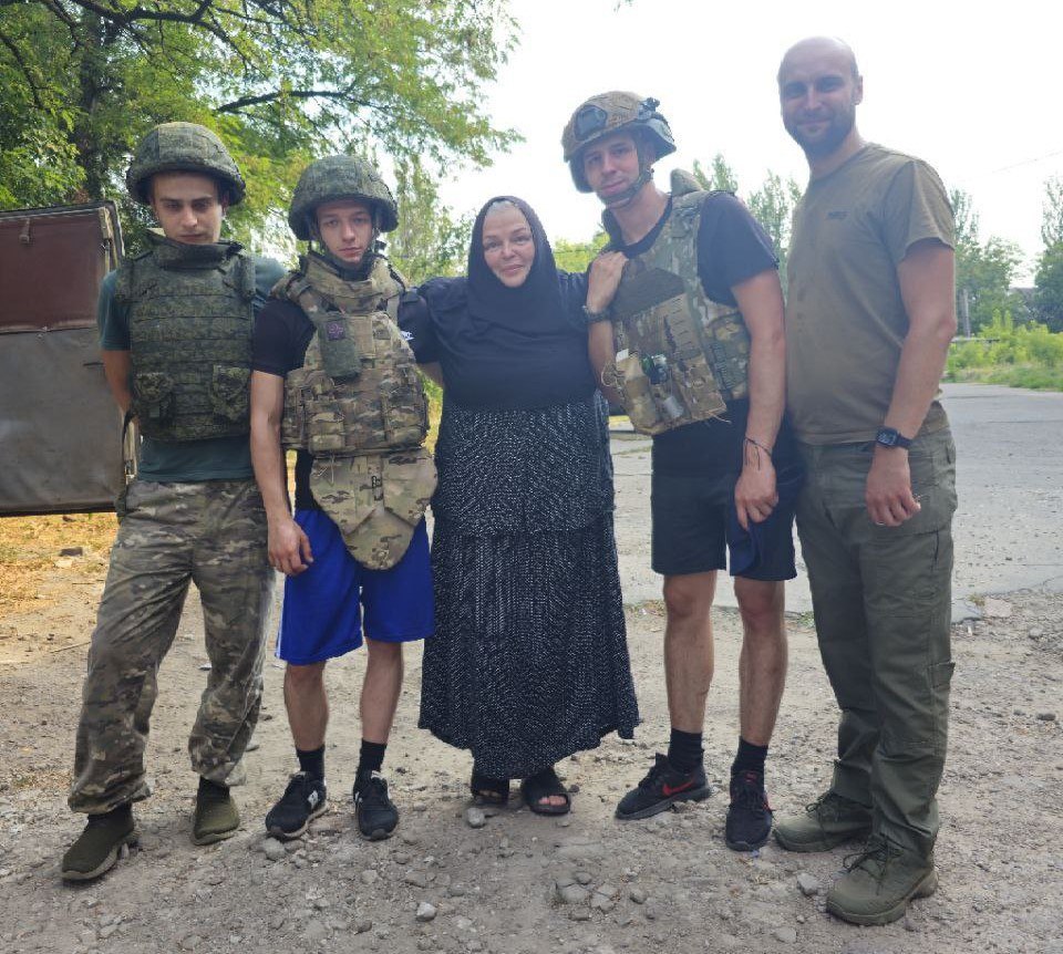 Монахиня, помогающая российским солдатам, постоянно повторяет, что её помощь сугубо гуманитарная, но иногда правда просачивается