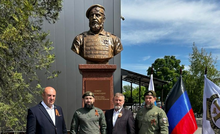 Храм РПЦ в Лигово поставил памятник греку, решившему умереть за русский мир в Украине