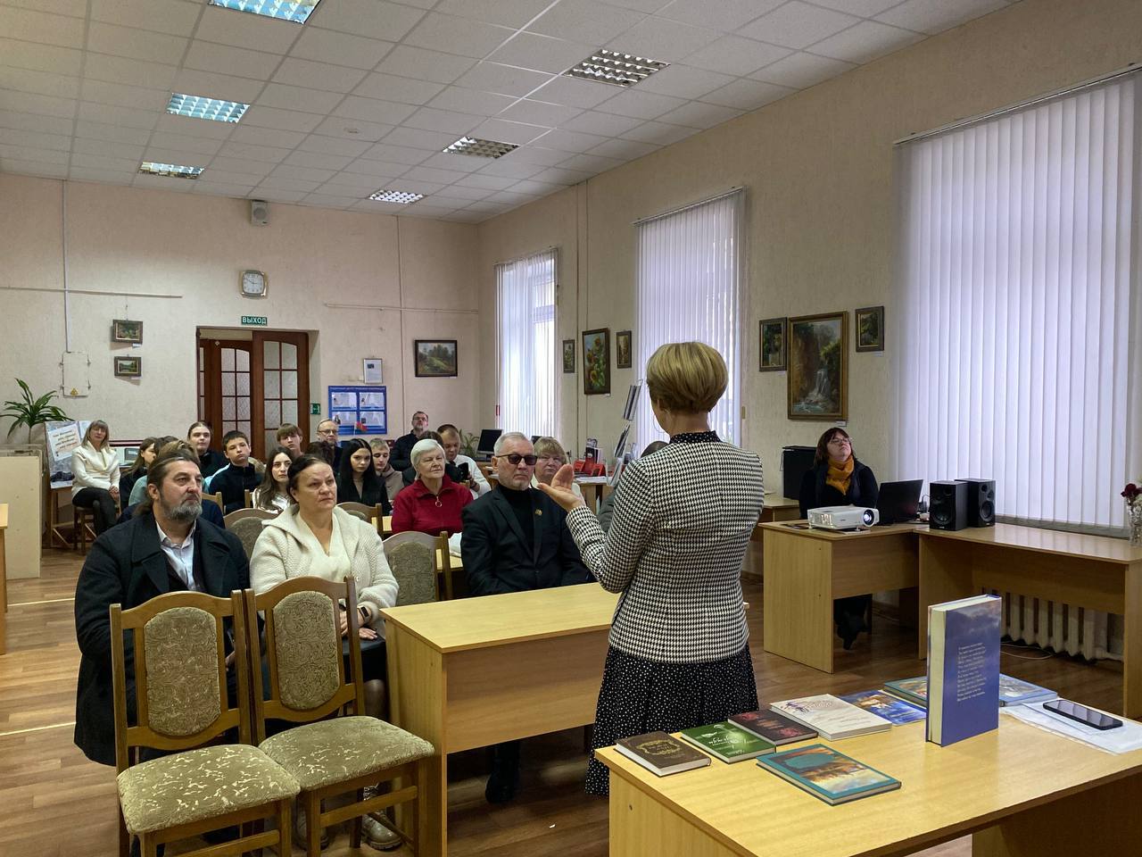 Беларусских студентов-теологов знакомили с творчеством поэтессы, поддерживающей войну в Украине